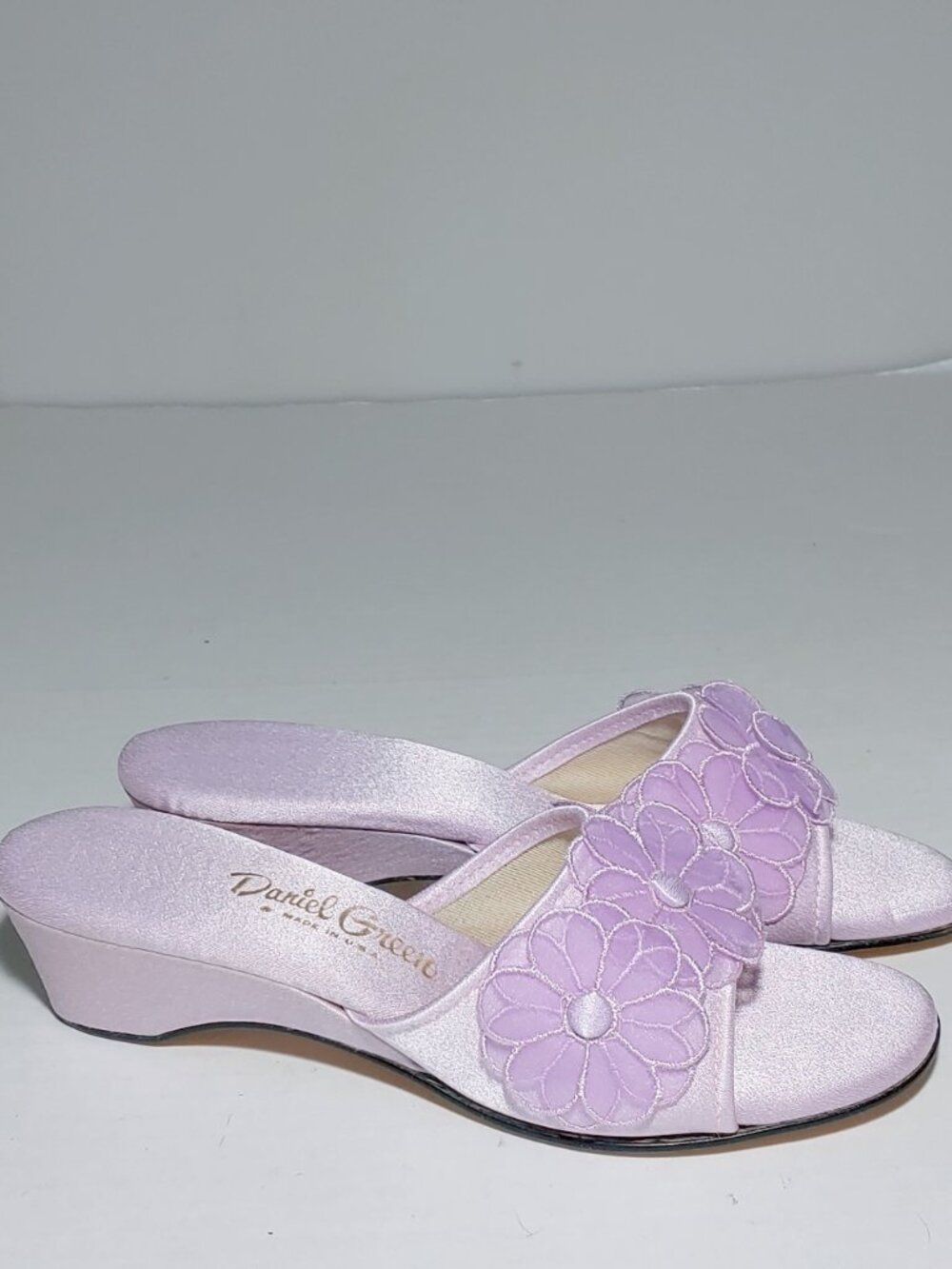 Vintage Daniel Green Satin Slippers Floral Applique Pastel Lilac Purple Sz 7.5N